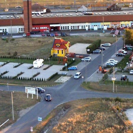 Hotel Rozsa Csarda Bungalow & Caravan Park Хегешалом Екстериор снимка