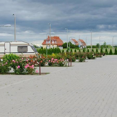 Hotel Rozsa Csarda Bungalow & Caravan Park Хегешалом Екстериор снимка