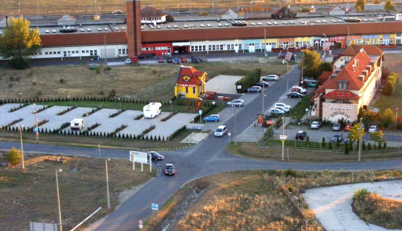 Hotel Rozsa Csarda Bungalow & Caravan Park Хегешалом Екстериор снимка