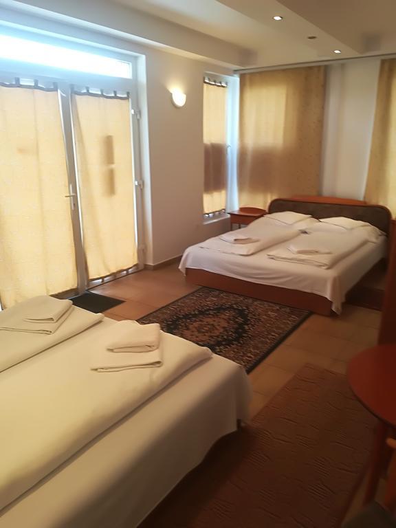 Hotel Rozsa Csarda Bungalow & Caravan Park Хегешалом Екстериор снимка