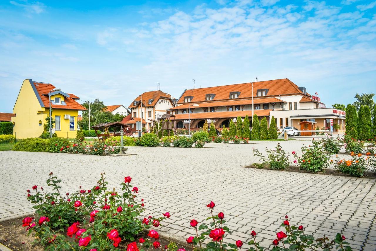 Hotel Rozsa Csarda Bungalow & Caravan Park Хегешалом Екстериор снимка